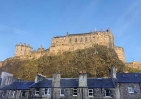 Grassmarket Apartment with Amazing Castle View